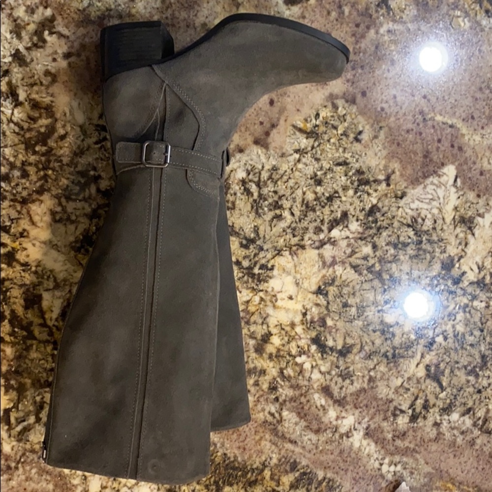 UGG Boots - Picture 5 of 7